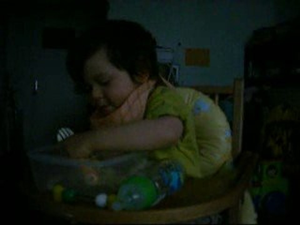 bebe thimo mange des pates