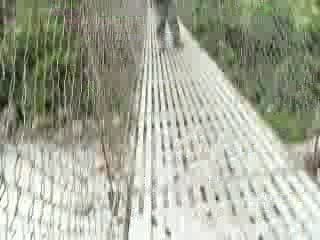 El puente (colgante) sobre el río Marsyangdi Nadi,