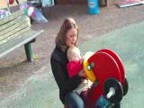 Aileen à la balançoire avec Maman