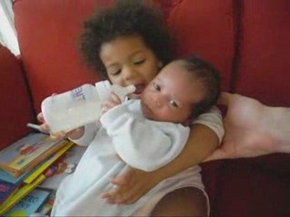 Manon donne le biberon à Lucas