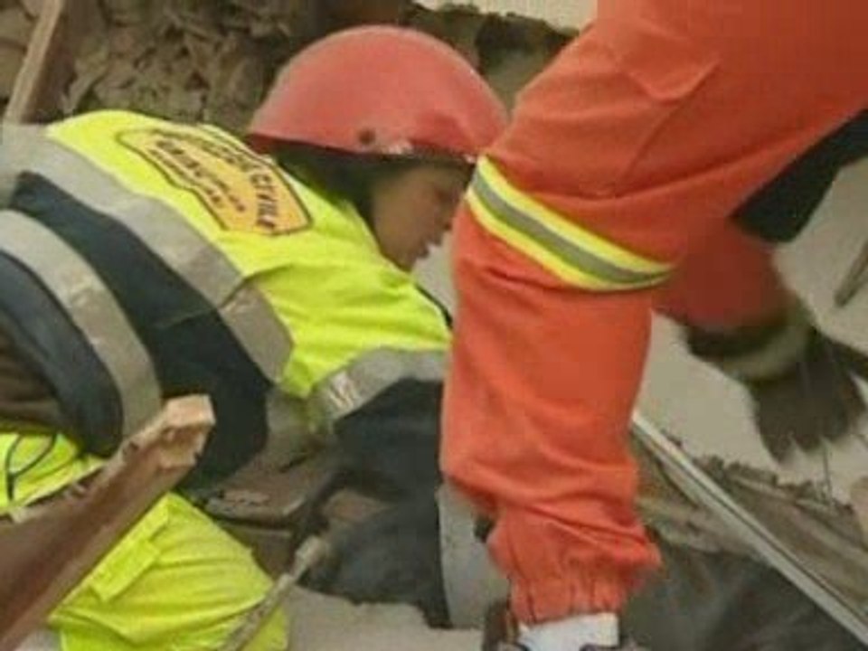 Quake rescuers in race against time