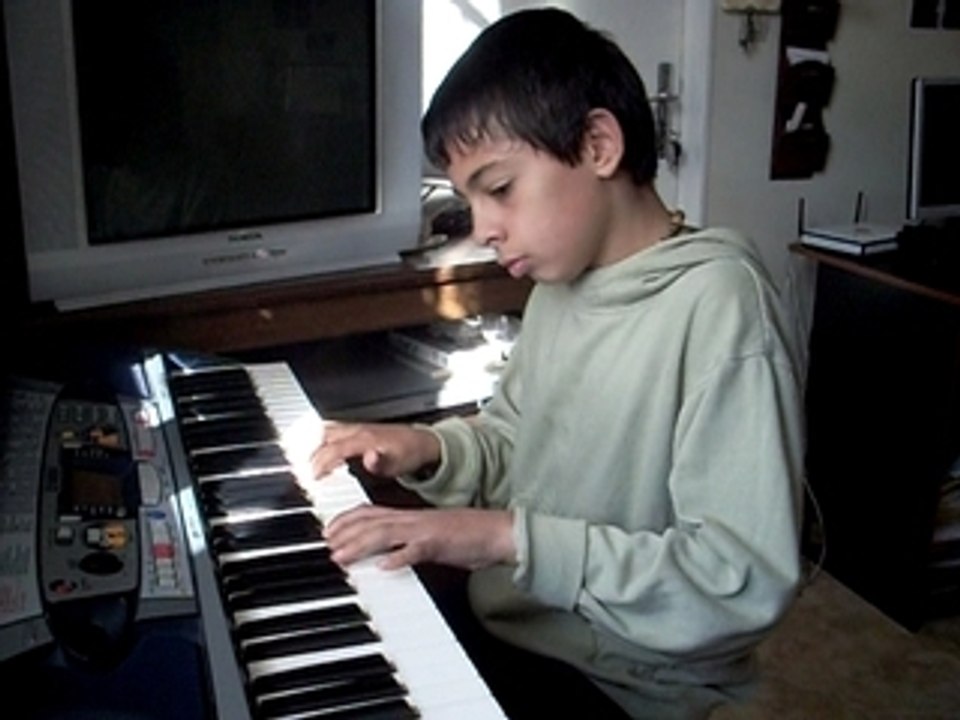 moi au piano chez mamie
