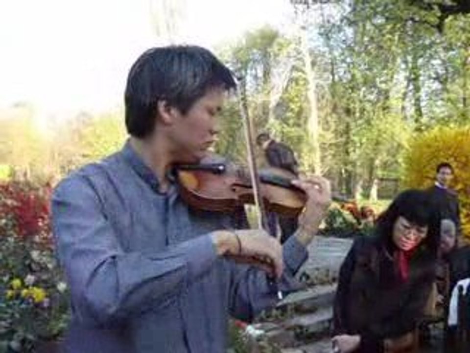 Phạm Vinh joue du violon