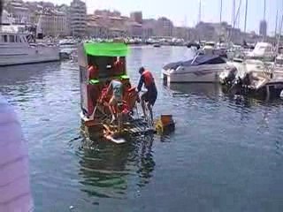 Le radeau flotte