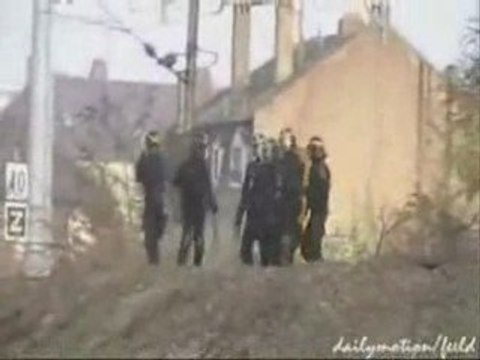 Des CRS français en pleine Bavure !