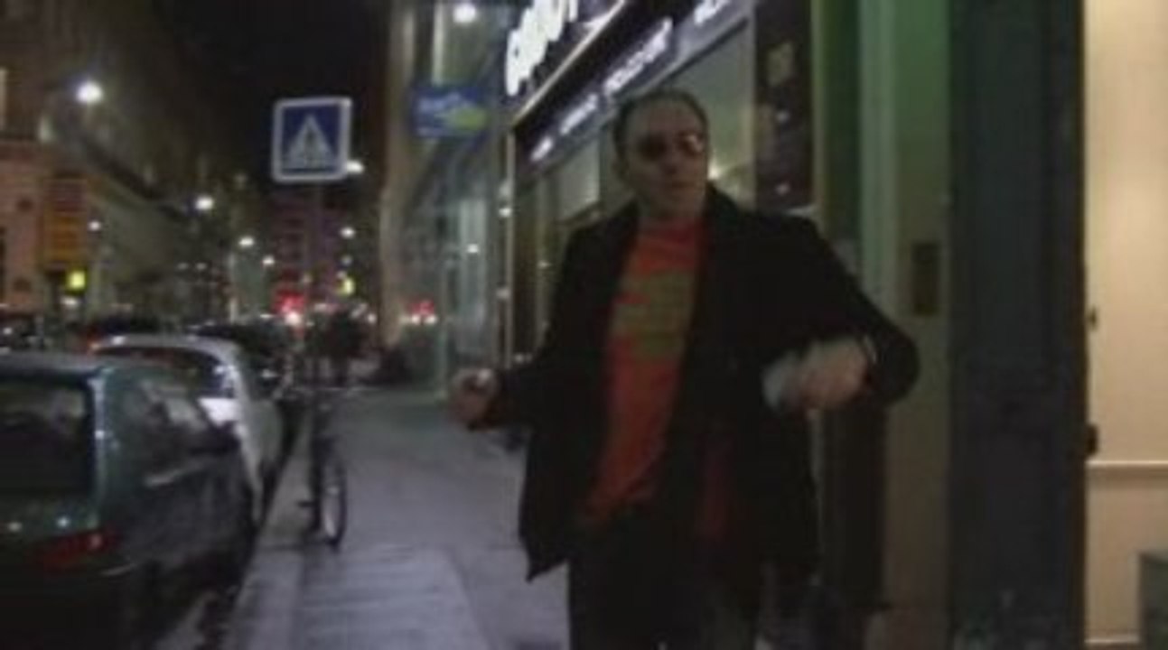 Un mec distribue des euros dans Paris !!