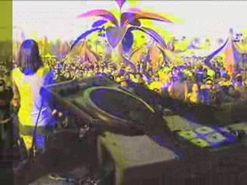 iCatching "Freaky" Live @ Coachella