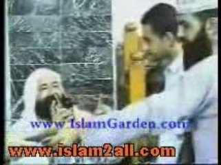 شاب اسلم على يد الشيخ محمود المصري حفظه الله تعالى