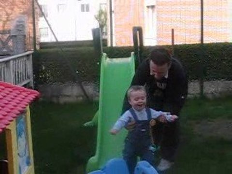 Nolan monte seul au toboggan