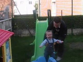 Nolan monte seul au toboggan