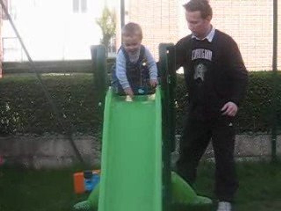 Nolan au toboggan