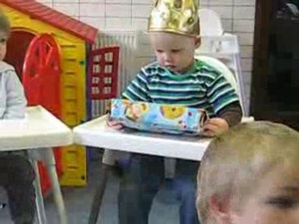 Lucas is jarig en krijgt een cadeautje