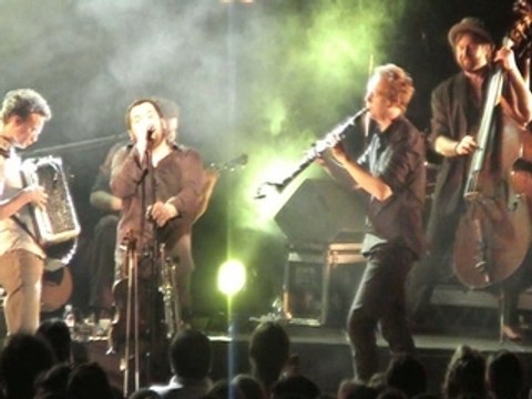 DEBOUT SUR LE ZINC : Poil aux yeux