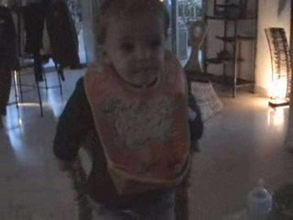 Jules inaugure sa nouvelle chaise!