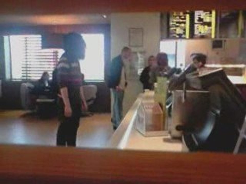 D1 : S'infiltrer au Macdo et demander une banane