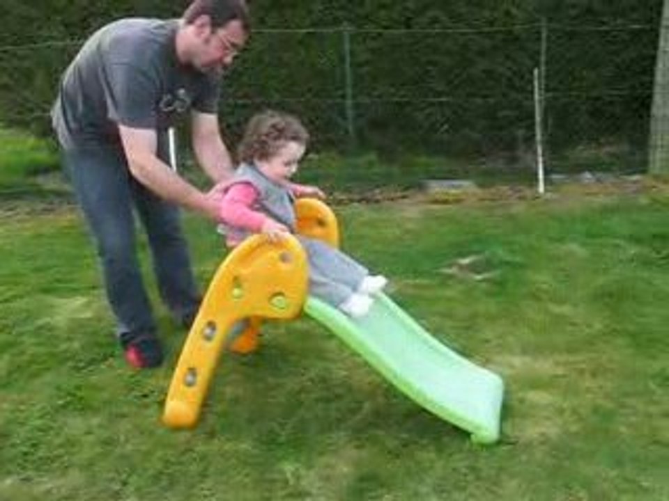 Margot fait du tobogan 1 - avril09