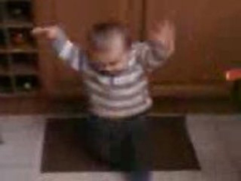 Quentin dance chez mamie 2