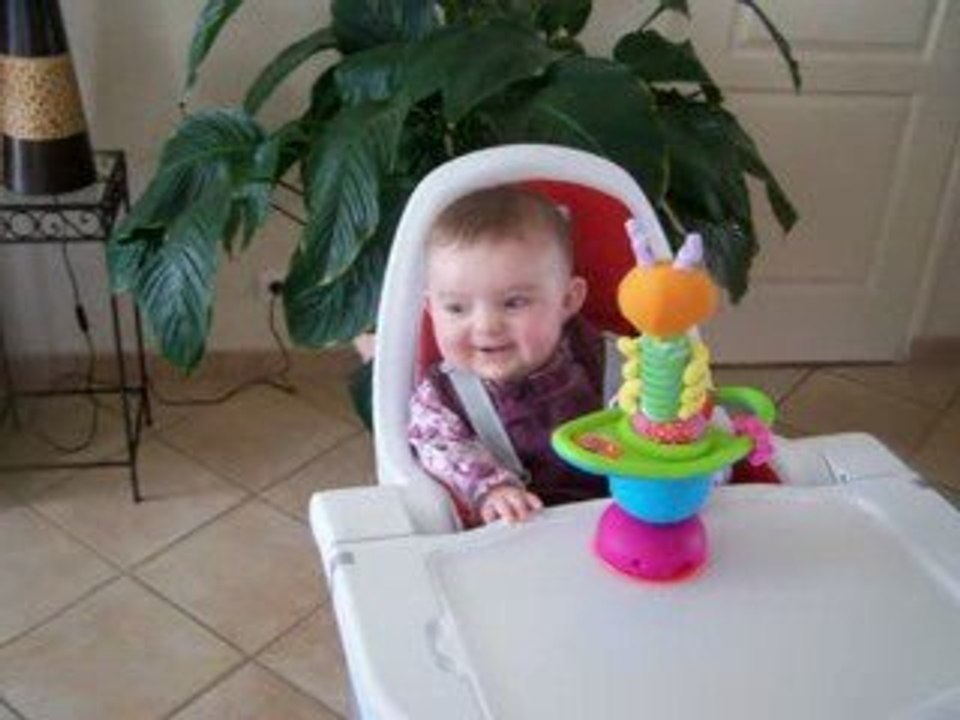 Flo dans sa chaise haute