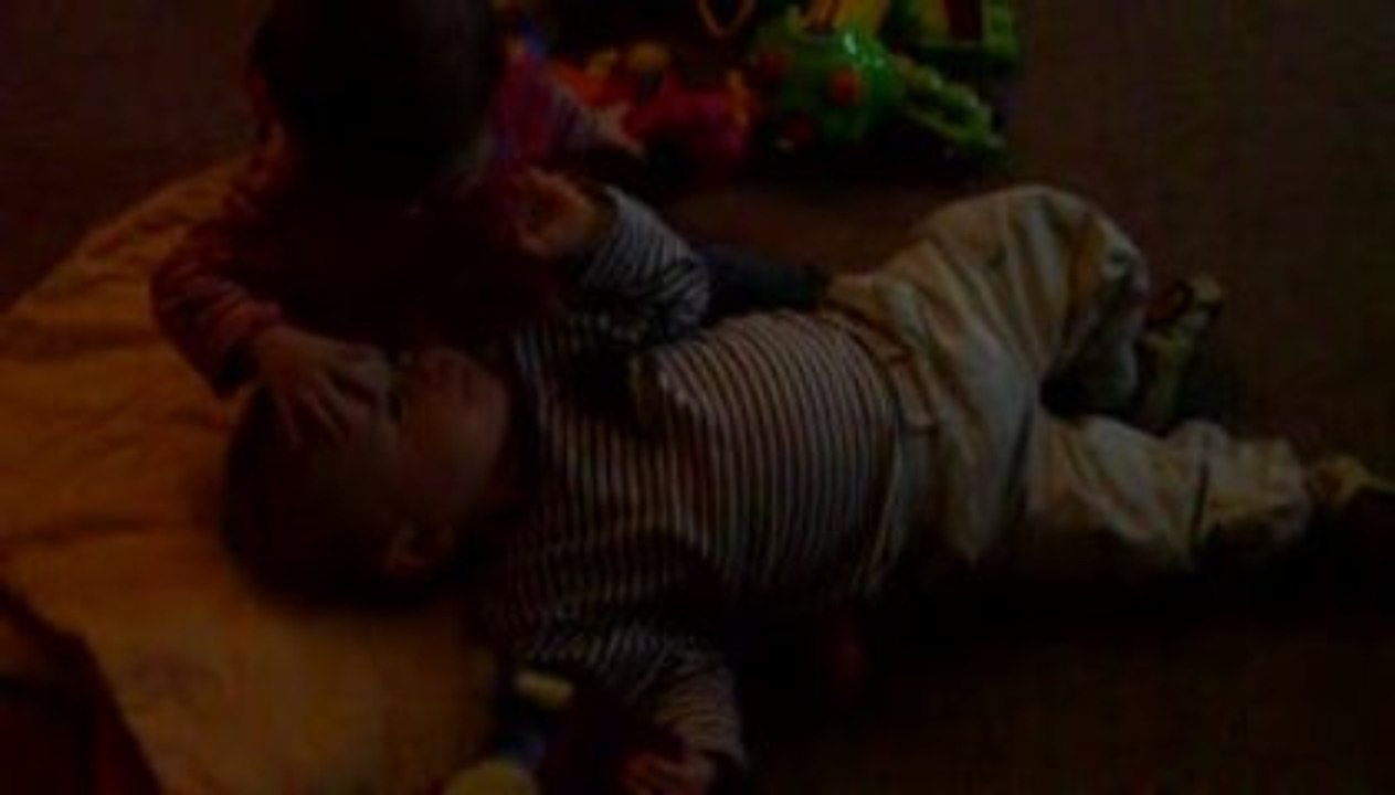 Pacôme et Margaux font des câlins