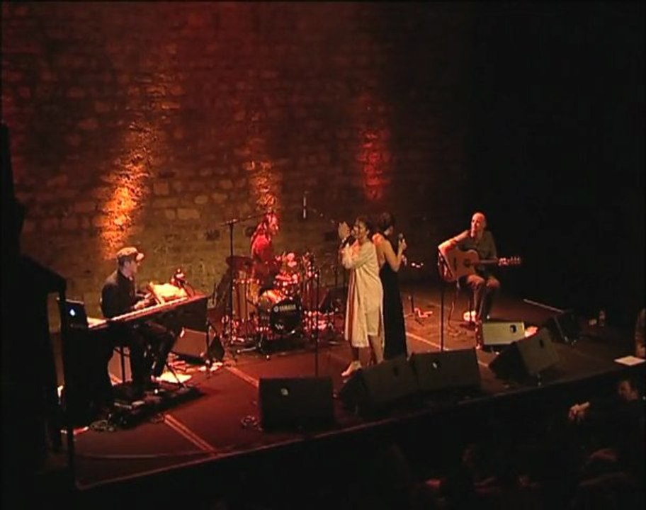 LIVE: Camille avec Nouvelle Vague (Bizarre Love Triangle)