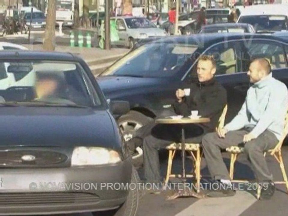 Caméra Cachée : Garçon !  Un café  (Mad Boys)