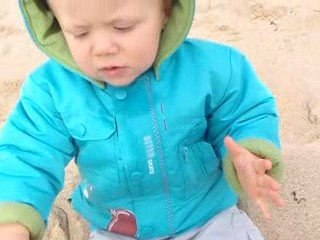 Ewen et le sable : deux ennemis jurés