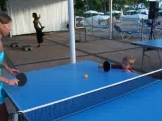 Esteban et maman jouent au ping pong