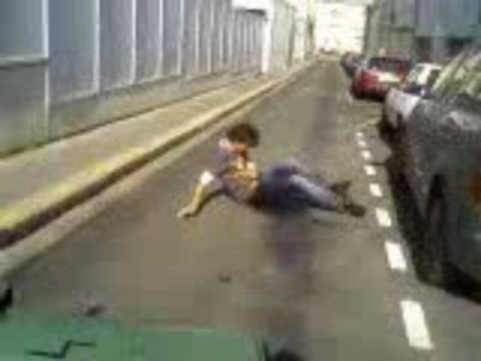 Ollie par dessus la poubelle en skate (mat)