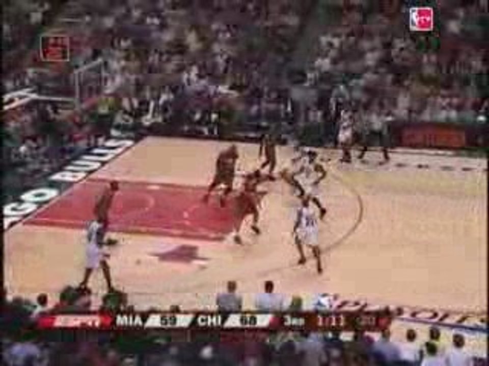 TyrusThomas caps an amazing sequence with an alley-oop slam