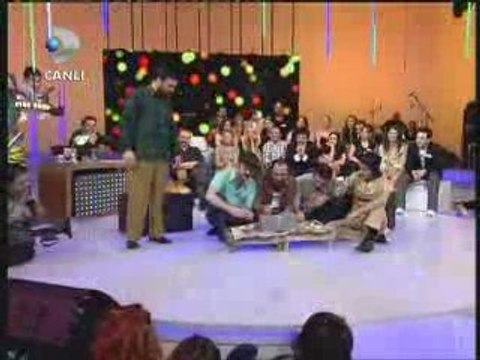 Beyazshow-Yemekteyiz çok güzel hareket bunlar(zehirli_cicek)