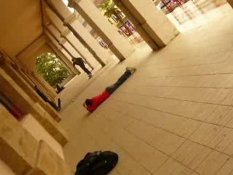 skate par dessu un pote