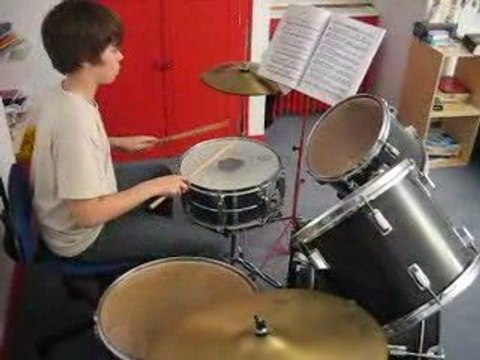 moi entrain de faire de la batterie