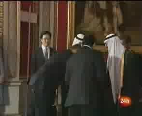 Obama fait le baise main au roi d'Arabie Saoudite