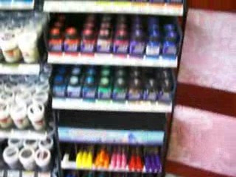 Peintures sur tissus clairs et foncés.