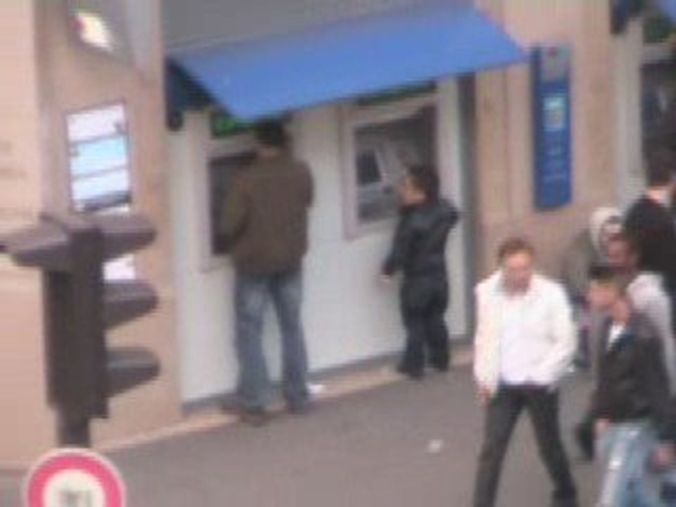 Knor Pub nain au distributeur de banque trop petit