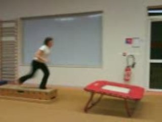 saut de main au trampoline Elise