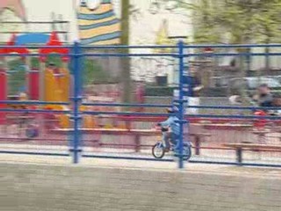 Eliott à vélo (sans les petites roues)