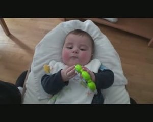 Arthur (5 mois 1/2) et son anneau de dentition