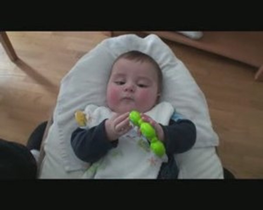 Arthur (5 mois 1/2) et son anneau de dentition