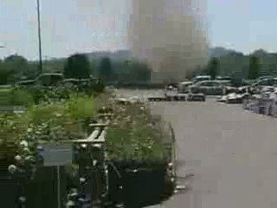 Diable de poussière dans un parking