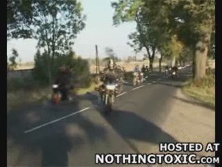 Crash moto: Simplement en tournant à gauche...