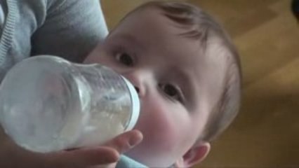 [HD] Biberon donné à Arthur (6 mois) par Maman