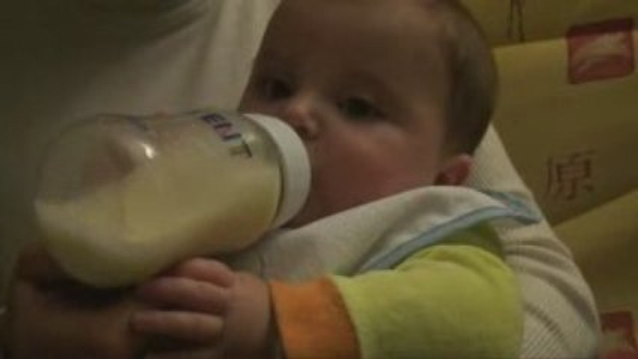 [HD] Biberon à Arthur (5 mois) donné par Mamie