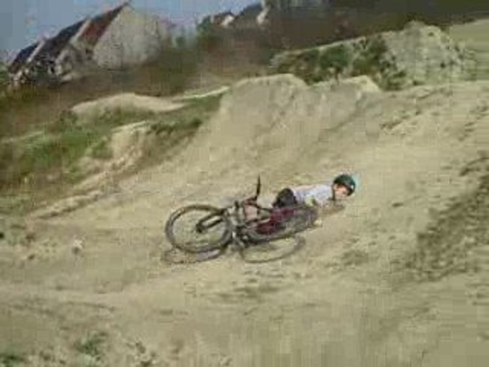 Regis fait du vélo !  CRASH !