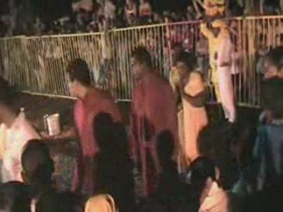 Marche sur le feu à Grands-Bois le 12/4/9.