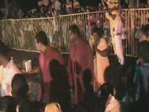 Marche sur le feu à Grands-Bois le 12/4/9.