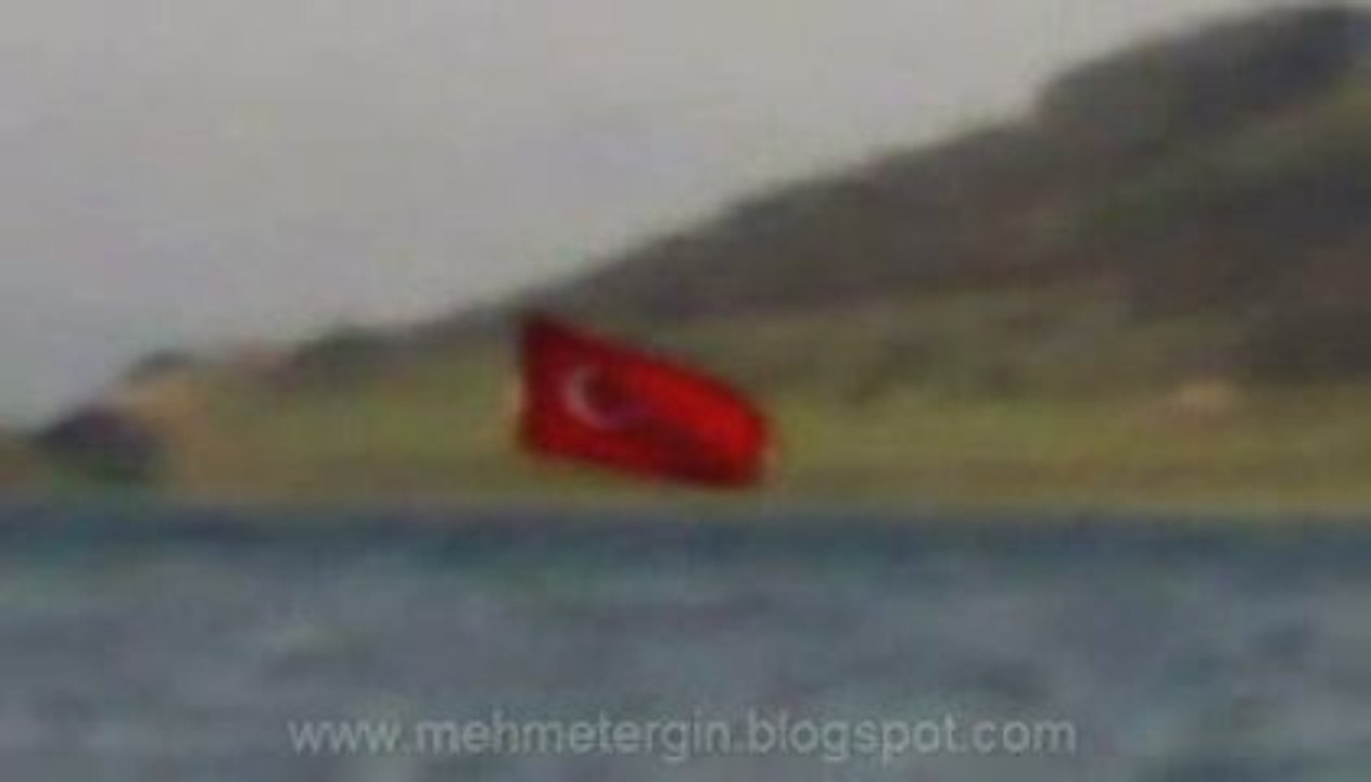 Denizin Ortasında Dalgalanan Türk Bayrağı