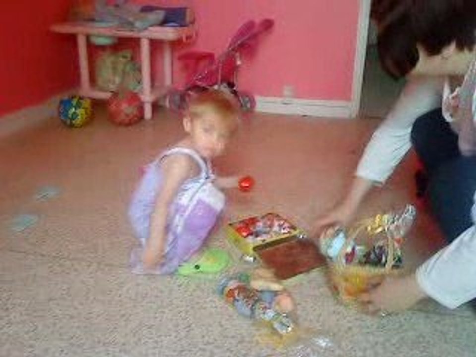 MOV00066ma fille cherchant c'est paque