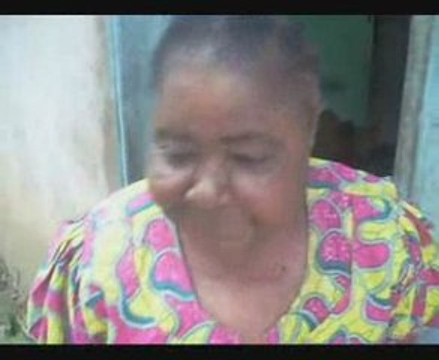 Antoinette parle aux siens...