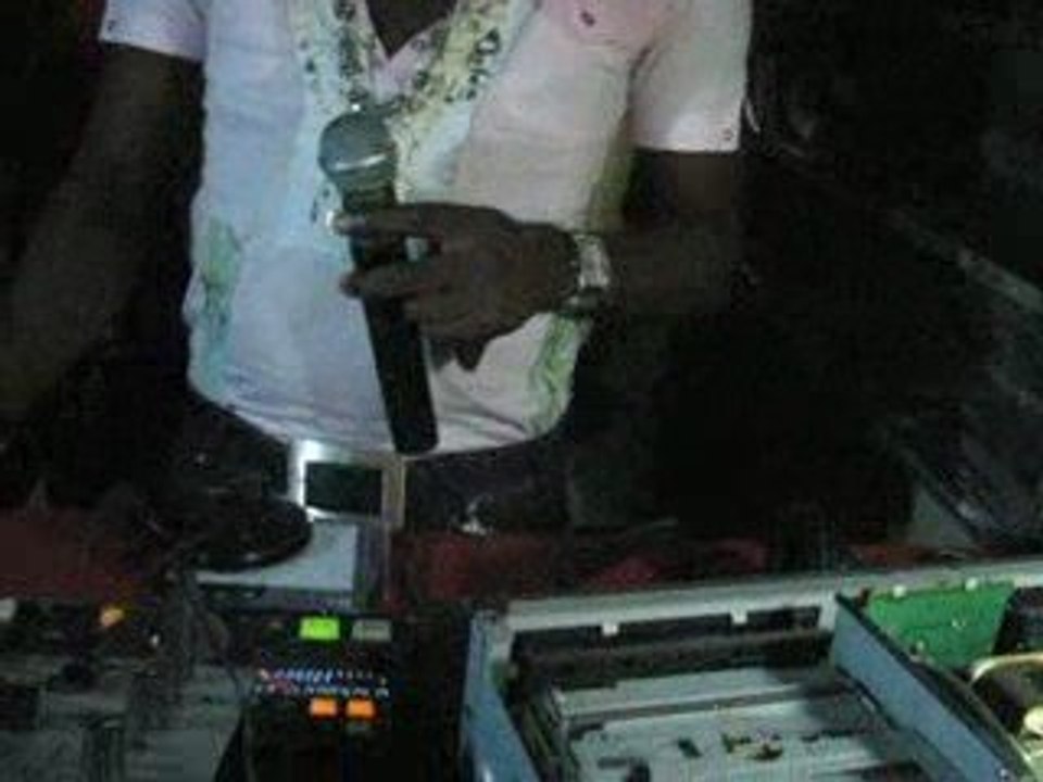 Atalaku de DJ Mix a la case blanche